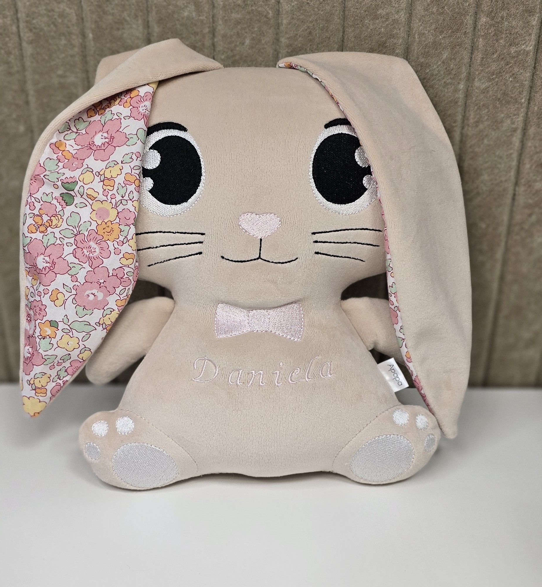 Smėlio spalvos kiškis su vaiko vardu